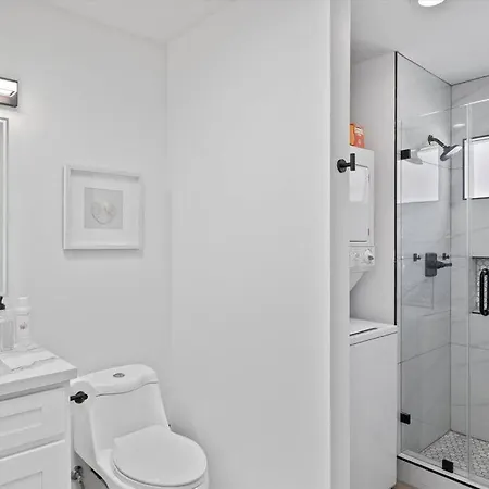 Cozy 1bd 1ba, Sleeps 3, Close To & Beaches Apartment *